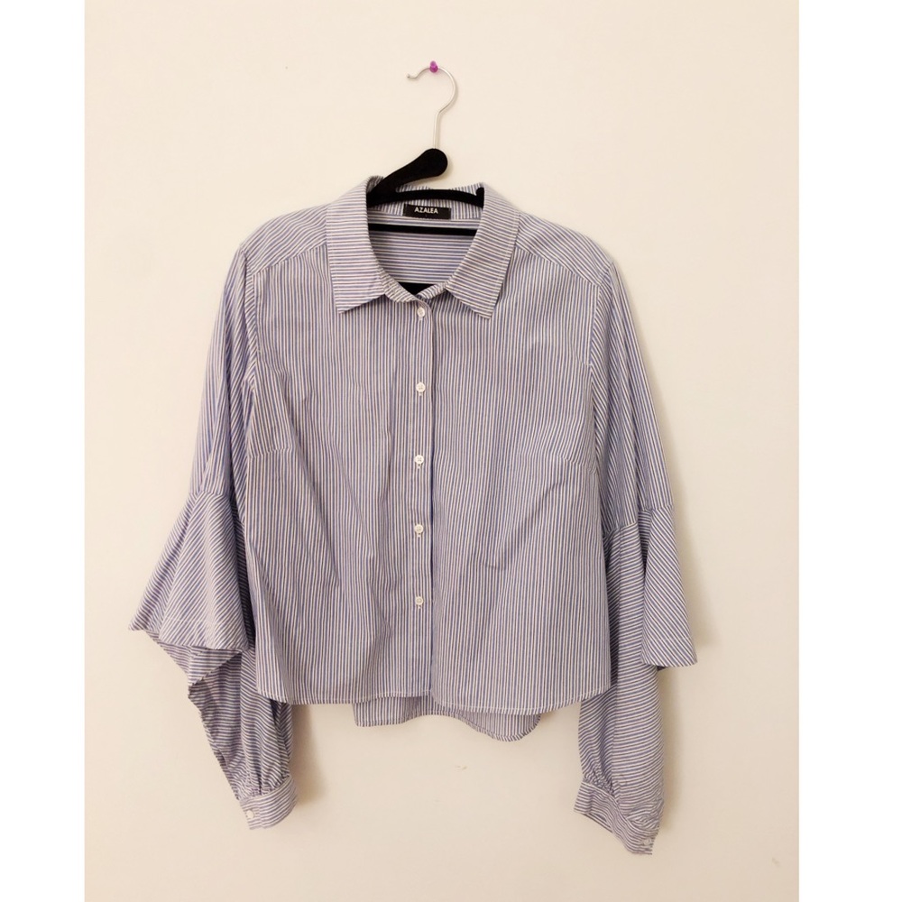 Button up with fluttered bell sleeves - Picture 2 of 3